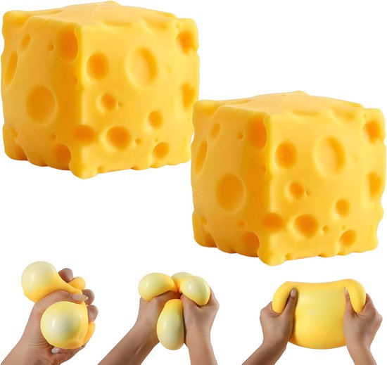 Twee gele blokjes kaas met gaten op een witte achtergrond, met hieronder drie foto's van handen die een gele squishy bal samendrukken.