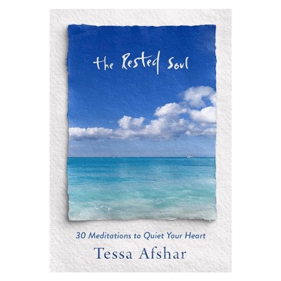 Livre 'The Rested Soul', avec un ciel bleu aqua, des nuages blancs et de l'eau turquoise. Texte : 'The Rested Soul, 30 Meditations to Quiet Your Heart, Tessa Afshar'.