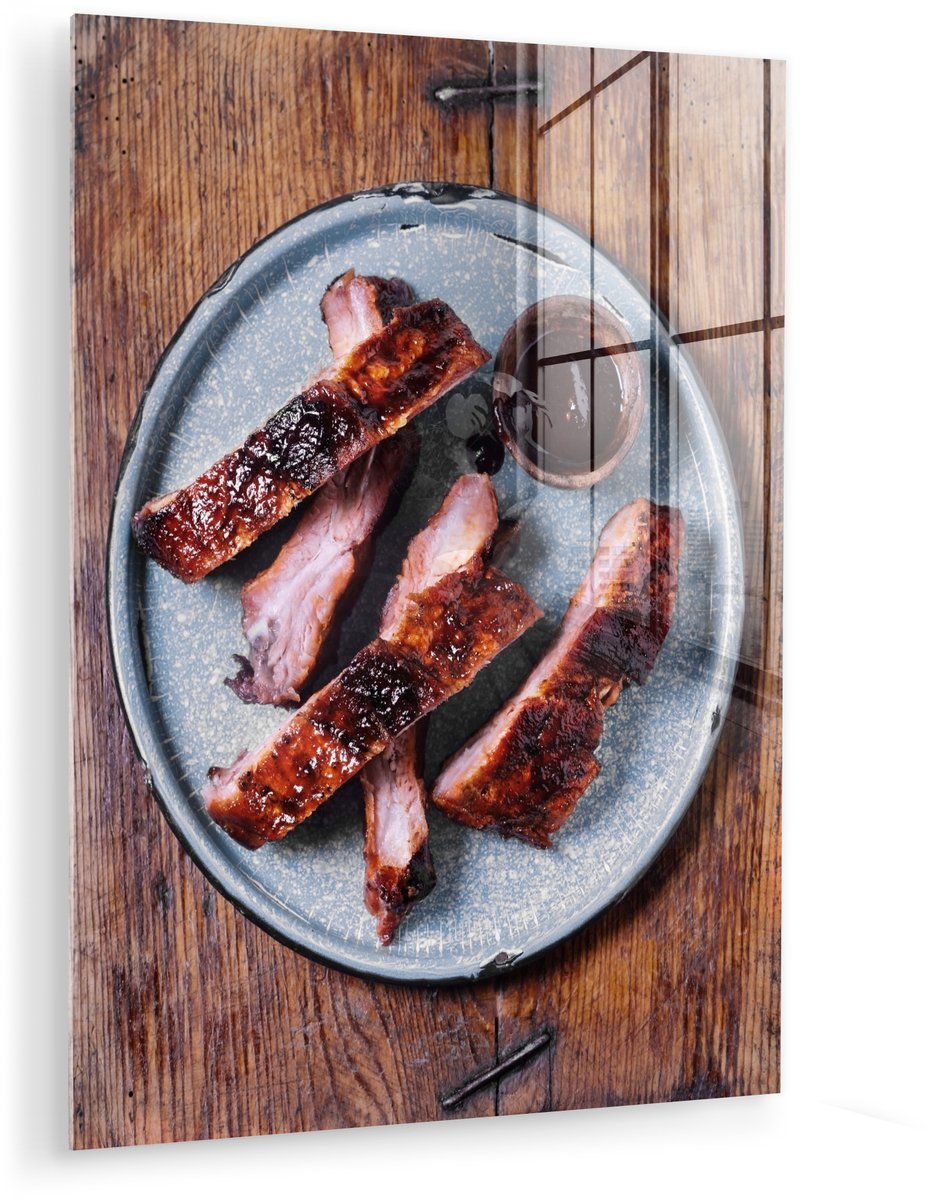 ® Glasschilderij 60x80 cm - Schilderij acrylglas - Een schotel van spareribs met barbecues