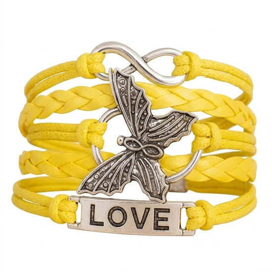 Gele gevlochten armband met zilverkleurige vlinder, 'LOVE' tekst en oneindigheidssymbool, geïsoleerd.
