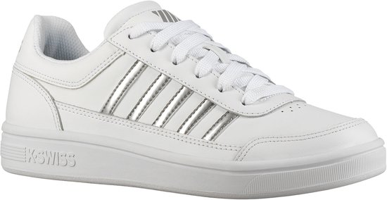 Witte K-Swiss sneakers met zilveren strepen, witte veters en K-SWISS op de zool.