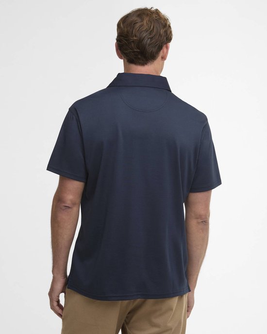 Navy polo met korte mouwen, gedragen door een man van achteren.