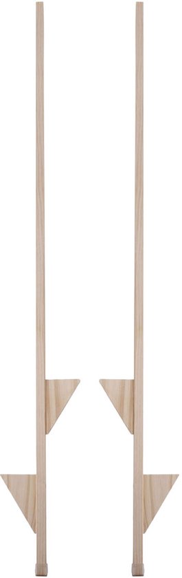 Twee hoge, smalle, houten stelten met een driehoekige steun.