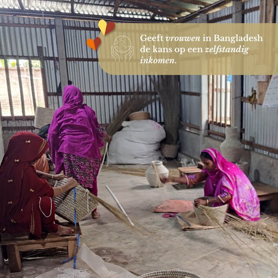 Vrouwen in een werkplaats in Bangladesh maken manden van kaisagras. De tekst luidt 'Geeft vrouwen in Bangladesh de kans op een zelfstandig inkomen'.