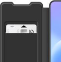 Zwarte telefoonhoes met een gleuf voor bankpasjes en deel van het scherm.