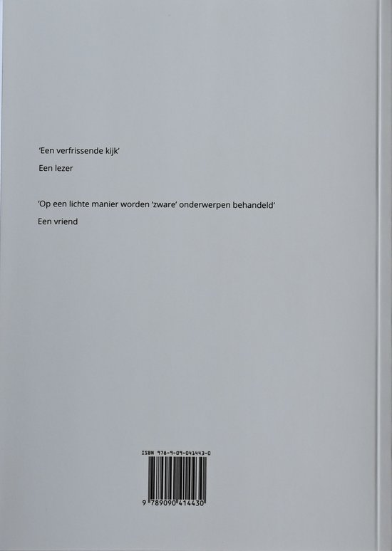 Achterkant van boek met ISBN en beoordelingen: 'Een verfrissende kijk', 'Een lezer', 'Op een lichte manier worden zware onderwerpen behandeld', 'Een vriend'.
