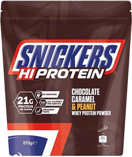 Snickers Hi Protein poeder in chocolade-, karamel- en pindasmaak op zwarte achtergrond. Bruine zak met rode en witte details. 21g eiwit per portie.