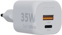 Witte Xtorm 35W GaN2 Ultra lader met één USB-A poort (18W) en één USB-C poort (35W).