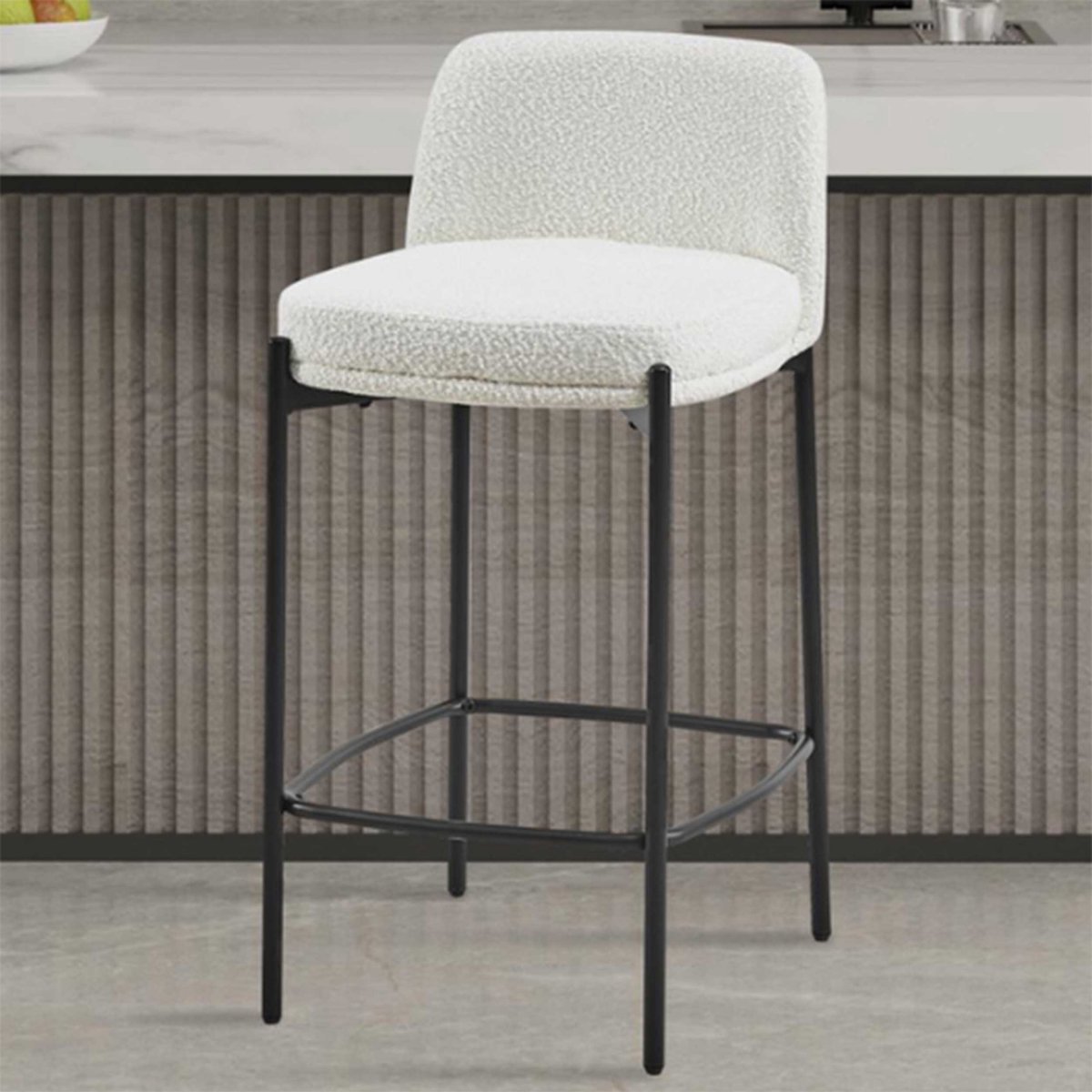 Rousseau Ella Barstoel Wit Bouclé – Zithoogte 65 cm – Voor Keukeneiland – Zwart Metalen Onderstel
