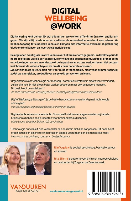 Achterkant van een boek met tekst over "Digital Wellbeing @ Work". Twee foto's van de auteurs, Rijn Vogelaar en Rita Zijlstra. Witte en oranje opmaak.