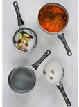 Trois casseroles Masterclass sur un plan de travail : une avec sauce rouge, une avec rhubarbe et sucre, et une vide.