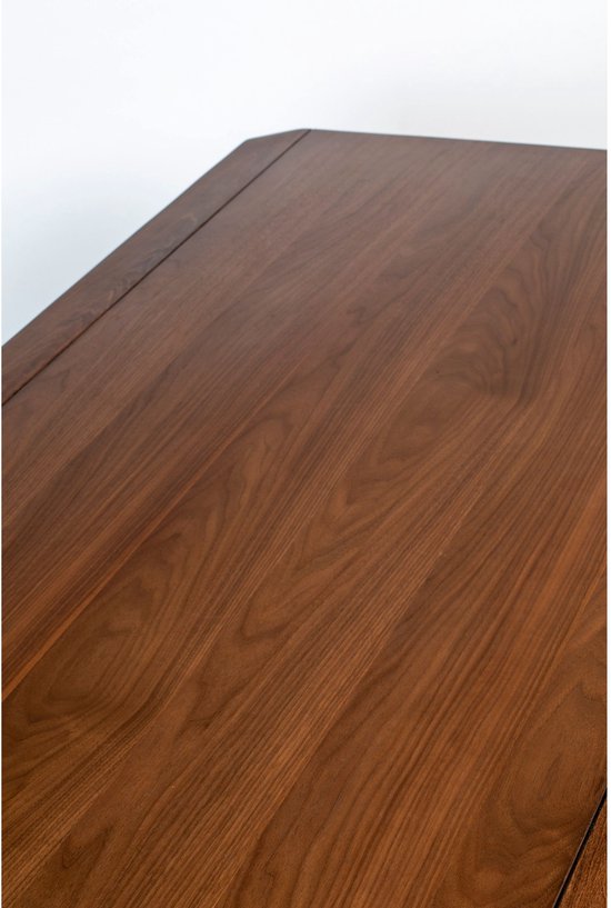 Hoek van de bruine walnoot eettafel met een subtiele naad in het midden en afgeronde randen.