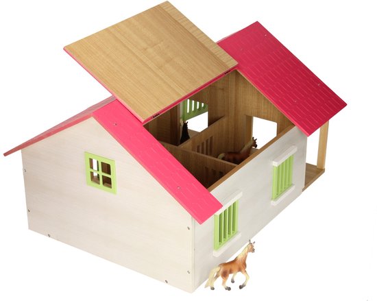 Houten paardenstal met roze dak, witte muren en groene luiken. Het dak kan open om de inhoud te tonen.