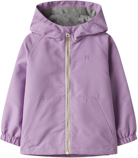 Veste lilas à capuche, fermeture éclair et logo sur la poitrine.