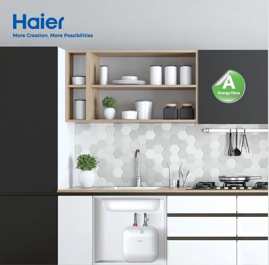 Witte Haier keukenboiler met energielabel A, geïnstalleerd in een moderne keuken.