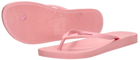 Roze Ipanema slipper, deels ondersteboven, met reliëf op de zool en de Ipanema-letters op de band.