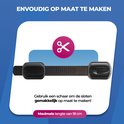 Verstelbaar door een schaar. Maximale lengte van 18 cm.