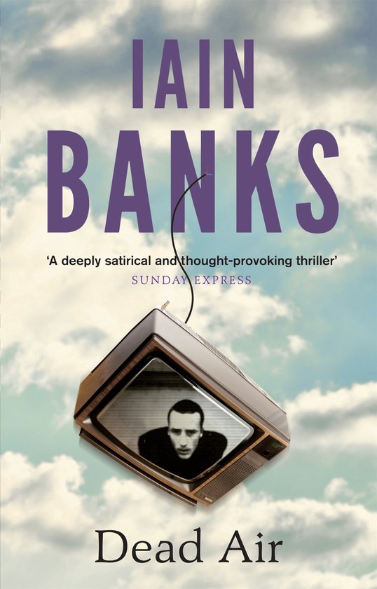 Boekcover 'Dead Air' van Iain Banks, met een retro-tv waarop een man te zien is, tegen een achtergrond van wolken.
