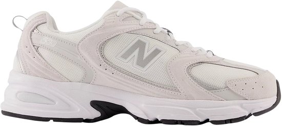 Witte New Balance sneaker met grijze accenten, mesh en suède details.
