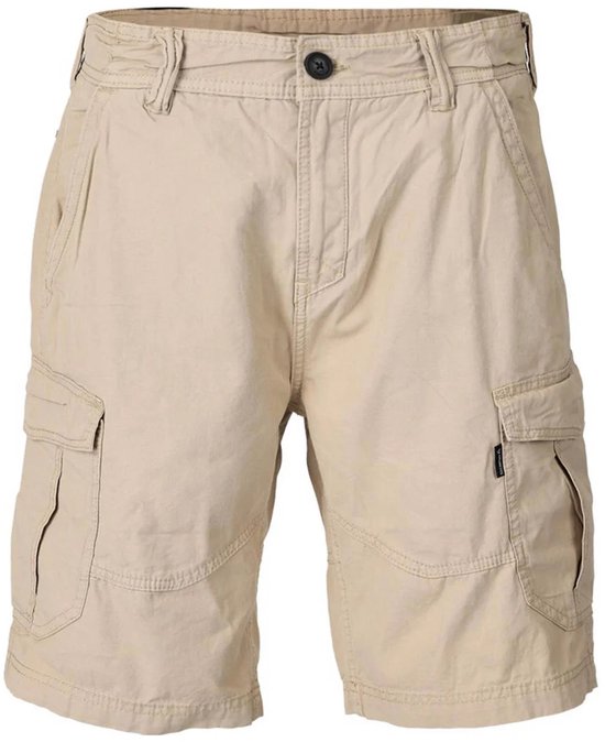 Pantalon cargo beige clair avec poches latérales et poches à rabat sur les cuisses. Détails : passants de ceinture et fermeture à bouton.