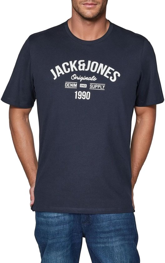 Man met donkerblauw Jack & Jones T-shirt met witte opdruk 'JACK & JONES ORIGINALS DENIM SUPPLY 1990'