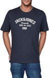 Man met donkerblauw Jack & Jones T-shirt met witte opdruk 'JACK & JONES ORIGINALS DENIM SUPPLY 1990'