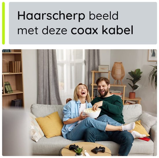 Un couple riant mange du pop-corn sur un canapé, regardant la télévision.