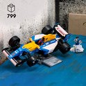 LEGO Williams FW14B raceauto en Nigel Mansell minifiguur op display.