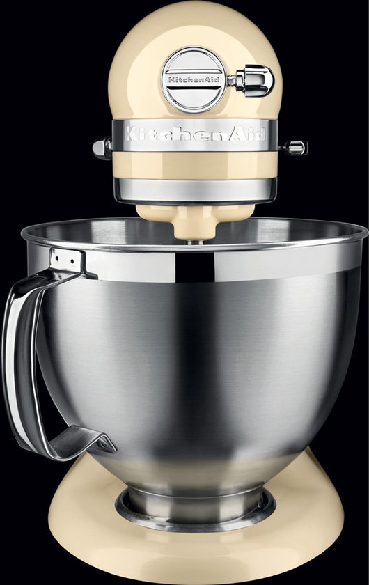 Licht beige KitchenAid Artisan mixer met RVS kom en handgreep, op zwarte achtergrond.
