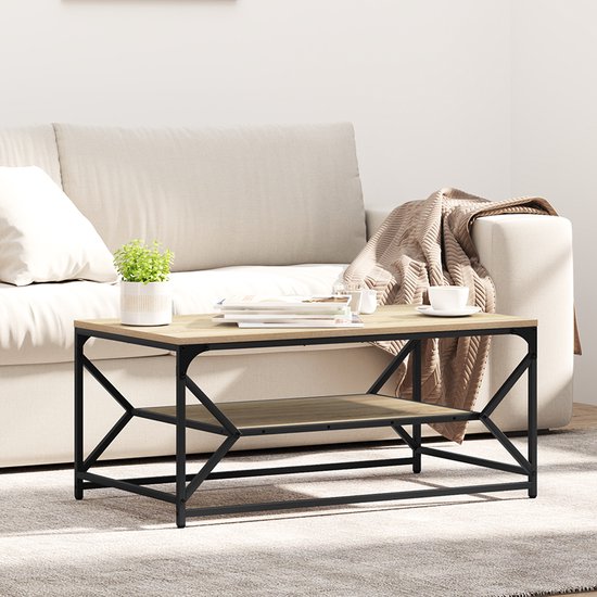 Table basse avec plateaux imitation chêne clair et cadre en métal noir, dans un salon.