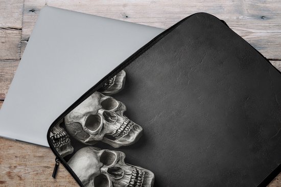 Laptophoes 17 inch - Skelet - Doodshoofden - Schedels - Zwart - Laptop sleeve - Binnenmaat 41x28 cm - Zwarte achterkant