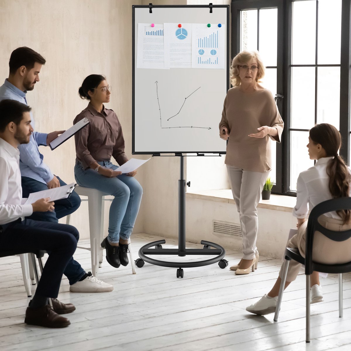 GIANTEX Flipchart standaard 100 x 65 cm, mobiel whiteboard op wielen, in hoogte verstelbaar magneetbord met pennenbakje, droog afwasbaar, incl. gum, markers, magneten en clips (wit
