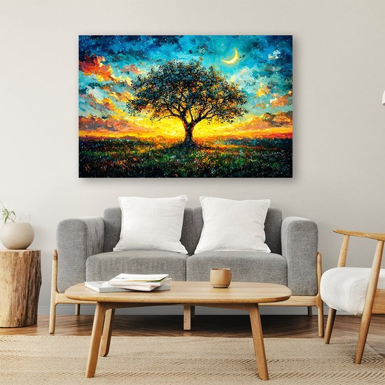 Een schilderij van een boom bij zonsondergang met een halve maan, geplaatst boven een grijze bank.