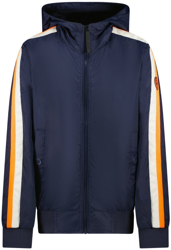 Donkerblauwe jas met capuchon, rits en oranje-witte strepen op de mouwen.
