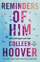 Boekcover met de titel 'Reminders of Him' in paarse en roze letters. Kleine zwarte vogels vliegen rond de tekst. 'Herinneringen aan hem' staat eronder.