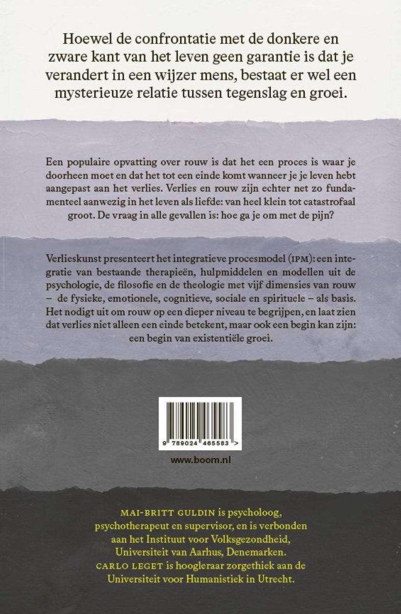 Achterkant van boek met tekst en een barcode, onderaan met auteursinformatie.