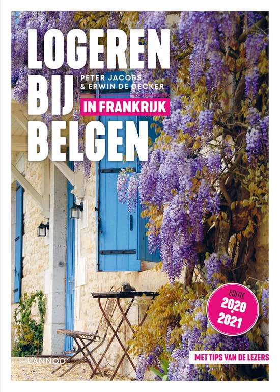 Boek kaft: met een stenen huis met blauwe luiken, een metalen bistroset en overhangende paarse bloemen. Editie 2020-2021.