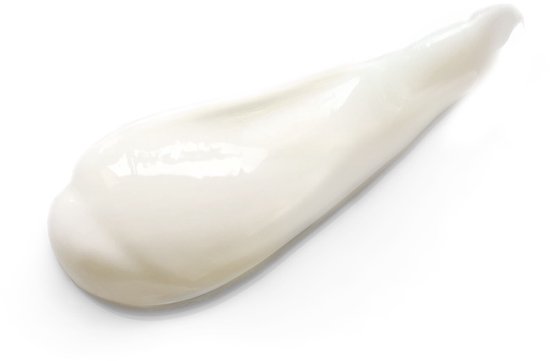 Een veeg witte Bepanthen Baby Zalf op een witte achtergrond.