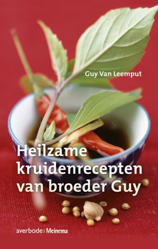 Boek 'Heilzame kruidenrecepten van broeder Guy' met rode pepers, kruiden en specerijen in een kom.