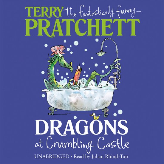 Couverture de 'Dragons at Crumbling Castle' de Terry Pratchett, avec un dragon vert prenant un bain.