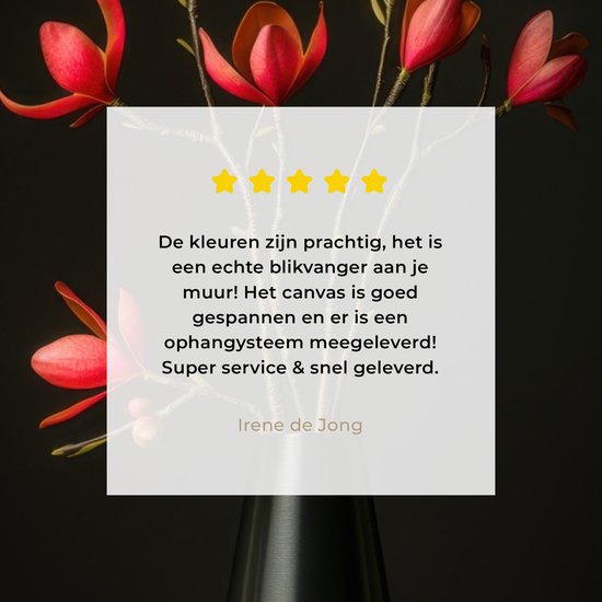 Close-up van rode bloemen met een reviewtekst over kleuren en service.