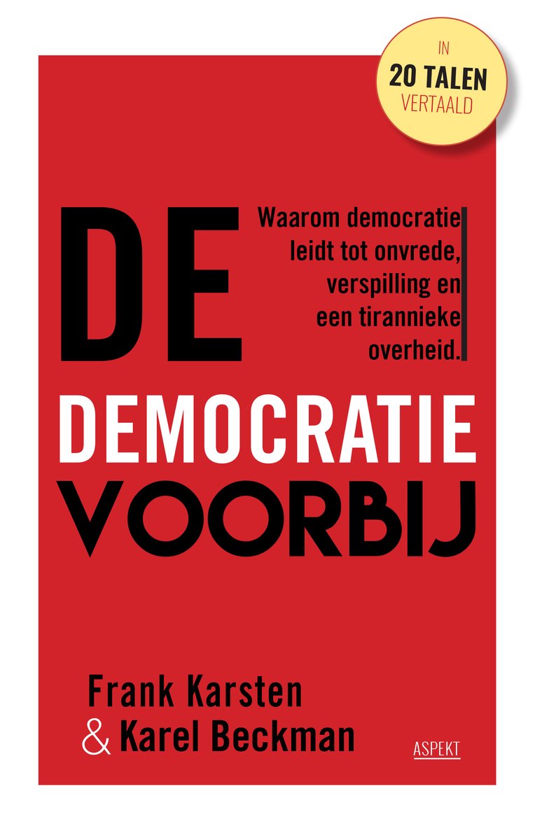 Boek kaft in rood met grote zwarte letters 'DE DEMOCRATIE VOORBIJ'. Een gele cirkel met 'IN 20 TALEN VERTAALD'.