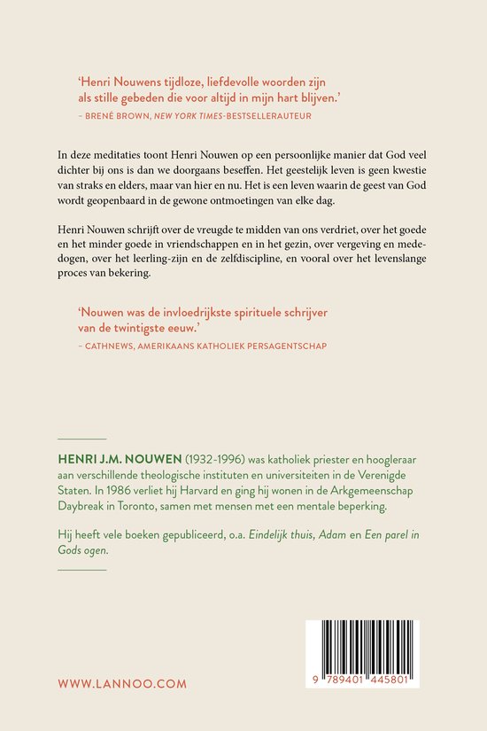 Achterkant boek "Hier en nu" van Henri Nouwen met teksten en een QR-code.