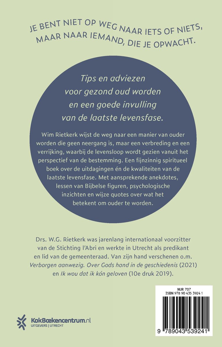 Achterkant van een boek met een donkere cirkel met tekst over het ouder worden, de auteur en een ISBN-barcode.