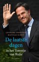 Mark Rutte zwaaiend met zijn rechterhand, lachend, met een donker pak aan.