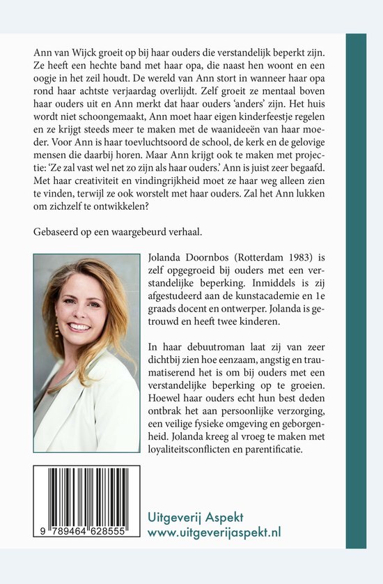 Portret van een lachende vrouw met blond haar en een beige top.