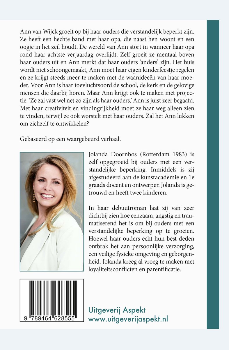 Portret van een lachende vrouw met blond haar en een beige top.