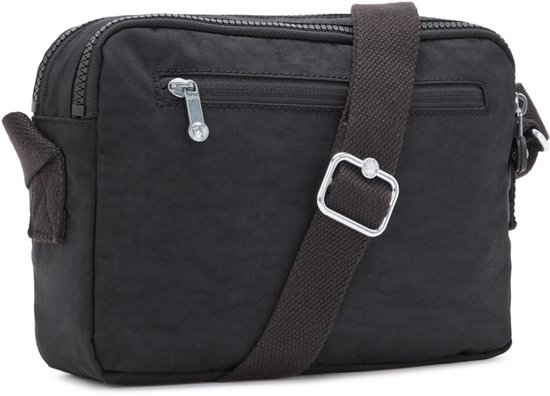 Zijkant van een zwarte Kipling schoudertas met een verstelbare schouderband en een metalen gesp.