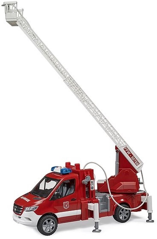 Rode brandweerwagen met omhoog geschoven witte ladder, sirene en steunpoten.