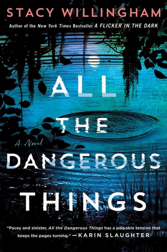 Boekomslag met de titel 'ALL THE DANGEROUS THINGS' van Stacy Willingham, met een donkere, waterige achtergrond.